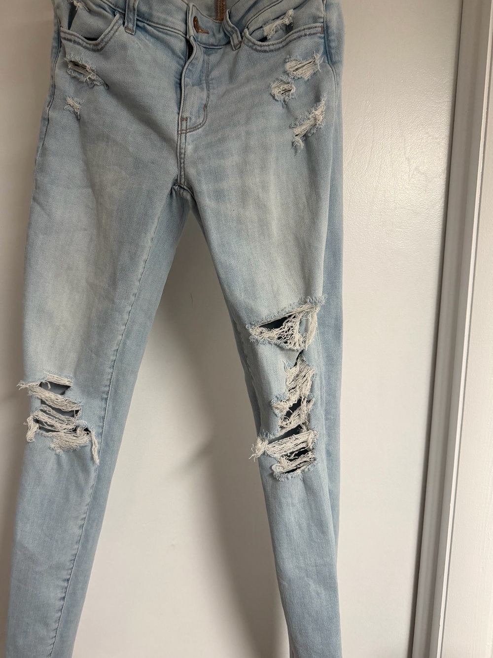 American Eagle Outfitters Light Blue Distressed Skinny Jeans